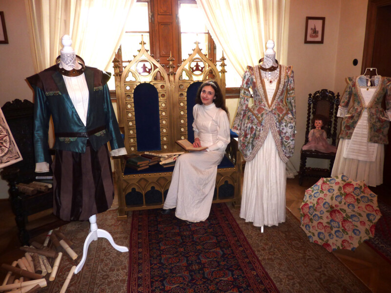 Trůn a kostýmy z pohádky Tajemství staré bambitky 2. | © Státní zámek Mníšek pod Brdy