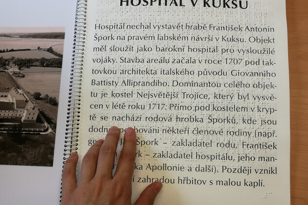 Listování v haptické "knize" hospitálu Kuks