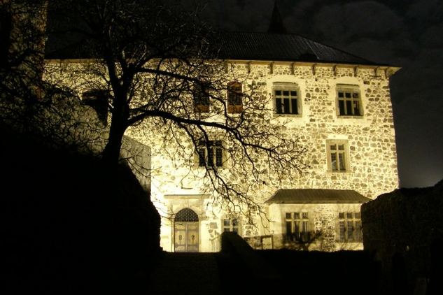 Kunětická hora nabídne nasvícený hradní palác, hudební ukázky a možnost prohlídky Jurkovičova paláce